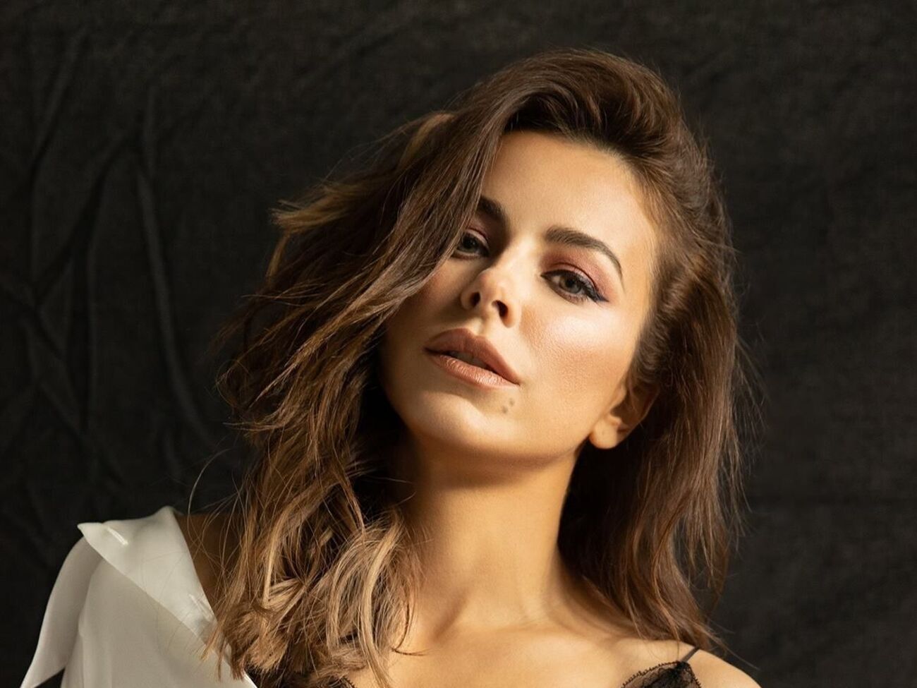 Ани Лорак замалчивает нападение РФ на Украину