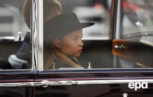 Принцессу Шарлотту, когда она заплакала, утешала ее мать, принцесса Уэльская Кэтрин