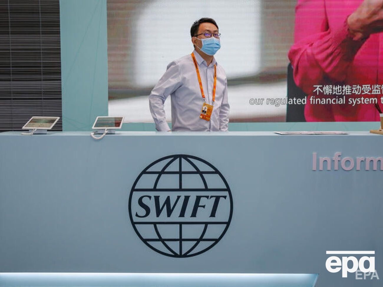 Российские банки начали отключать от SWIFT в марте