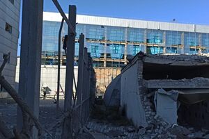 Уночі в будівлю спорткомплексу "Локомотив" влучила ракета С-300