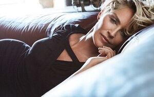 Стоун: Чувствую себя в 1970-х на вечеринке в сказочном новом ресторане в Марине!