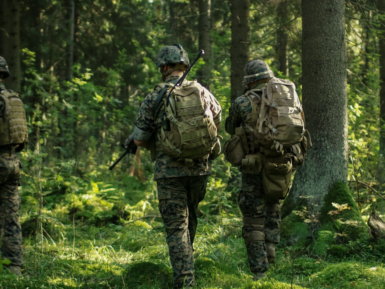 Почти половина опрошенных россиян считает, что нужно перейти к мирным переговорам