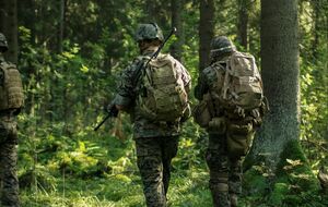 Почти половина опрошенных россиян считает, что нужно перейти к мирным переговорам