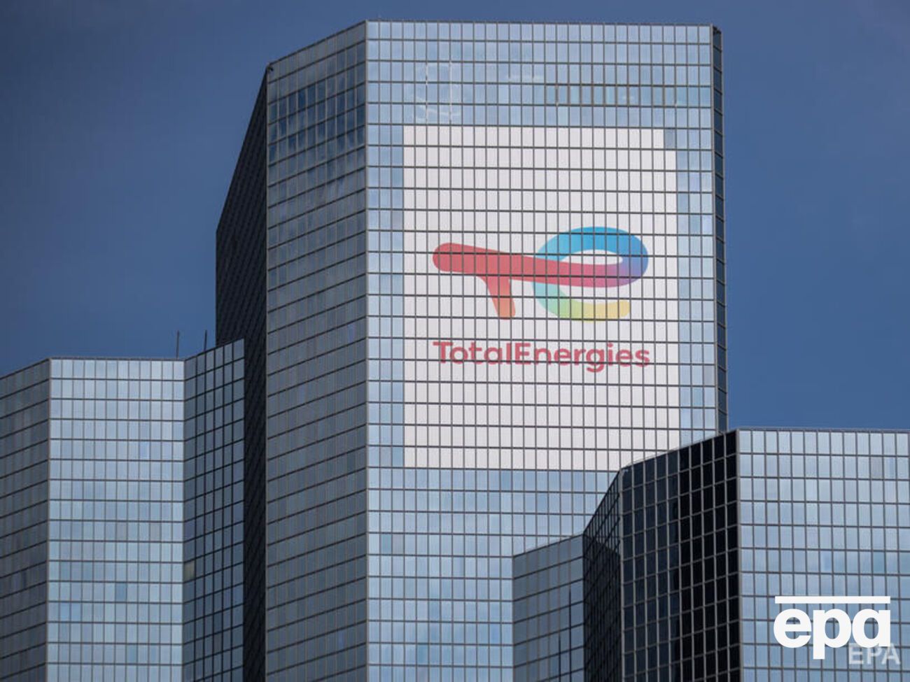 TotalEnergies зберегла 49% акцій у російському підприємстві, яке постачає газовий конденсат для виробництва авіаційного пального