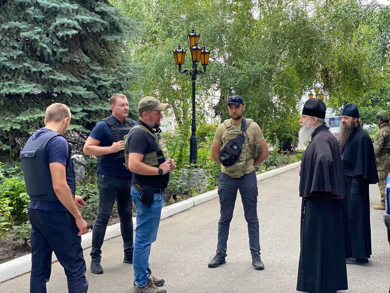 Процесс эвакуации гражданских с территории Лавры продолжается