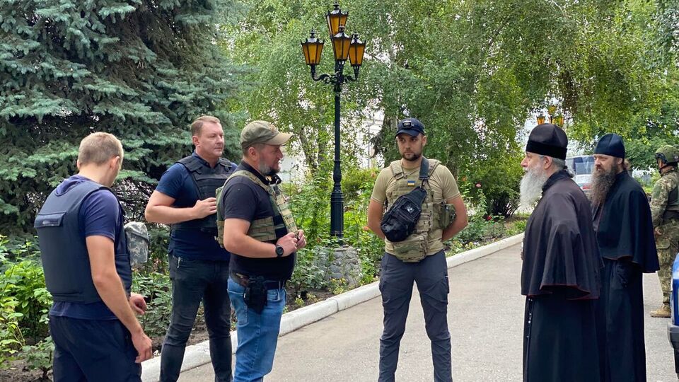 Процес евакуації цивільних із території Лаври триває