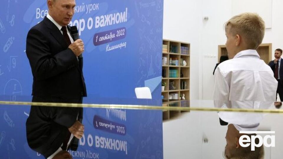 Путін пояснив російським школярам різницю між працьовитістю та "гумовою дупою"