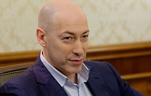 Гордон в РФ внесен в список террористов и экстремистов, а также "иноагентов", против него начато уголовное дело, он объявлен в розыск и заочно арестован