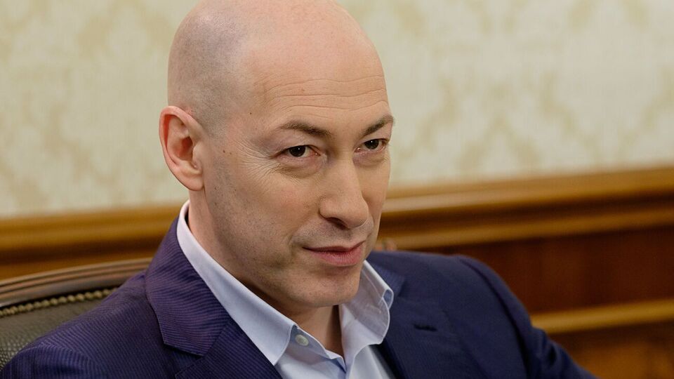 Гордон в РФ внесен в список террористов и экстремистов, а также "иноагентов", против него начато уголовное дело, он объявлен в розыск и заочно арестован