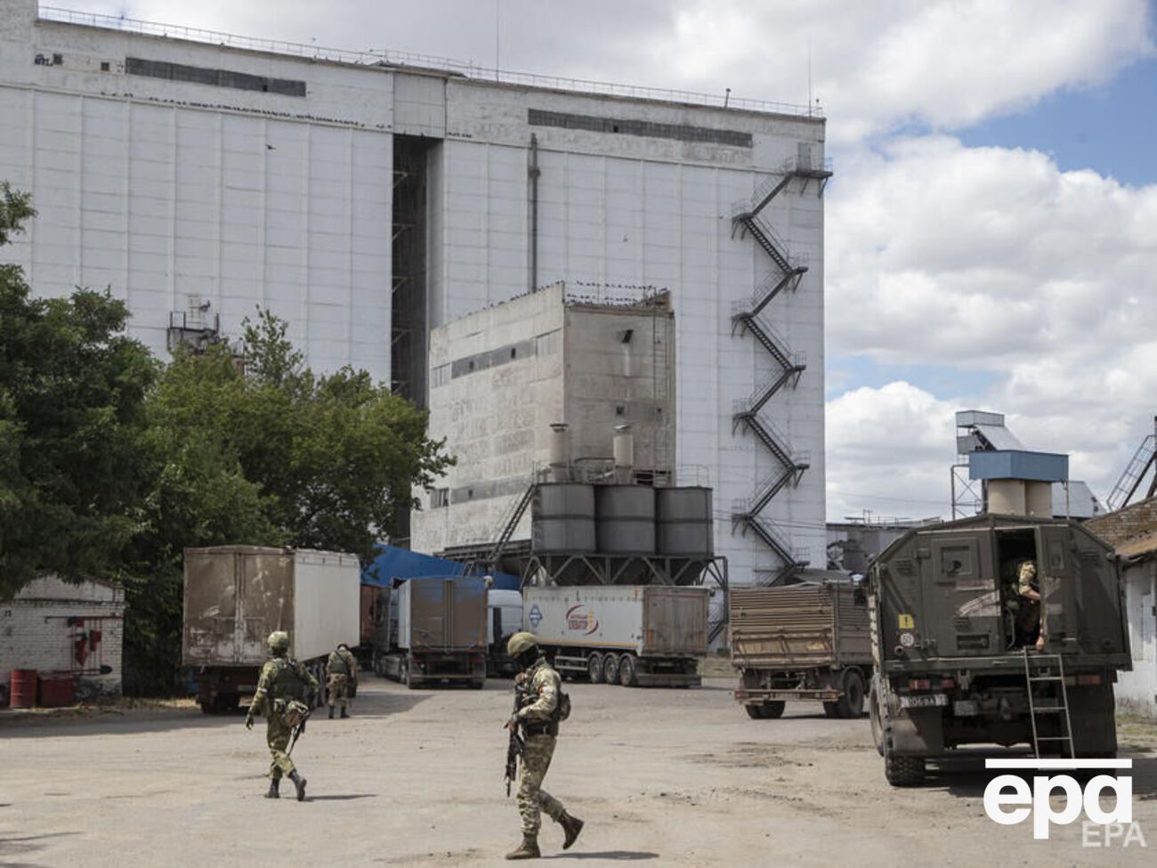 За словами Федорова, поблизу міського елеватора стоїть чорний дим