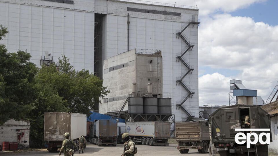 По словам Федорова, вблизи городского элеватора стоит черный дым