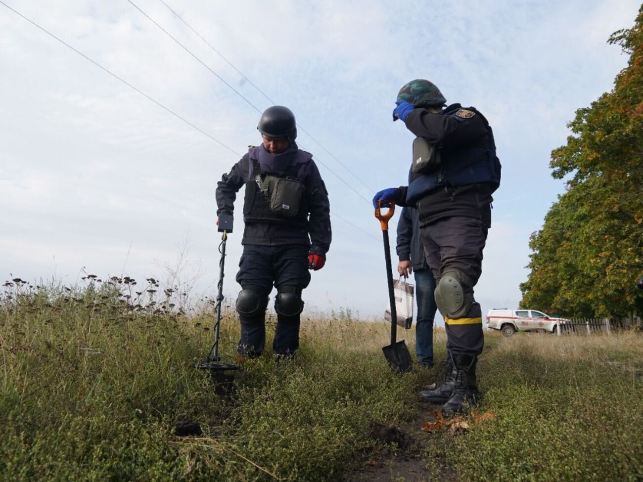 Піротехніки ДСНС перевіряють деокуповані території, на яких після росіян залишилося безліч мін