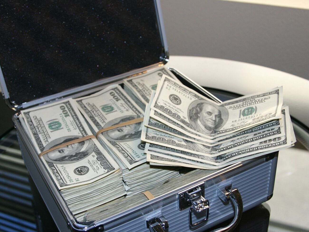 Грабитель требует выкуп за заложников