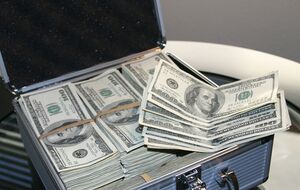 Грабитель требует выкуп за заложников