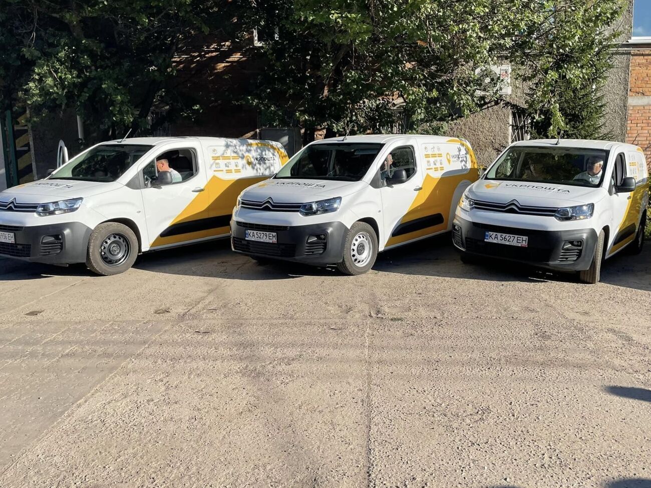 Колаборанта підозрюють у переданні російським військовим машин "Укрпошти"