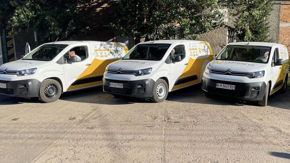 Колаборанта підозрюють у переданні російським військовим машин "Укрпошти"