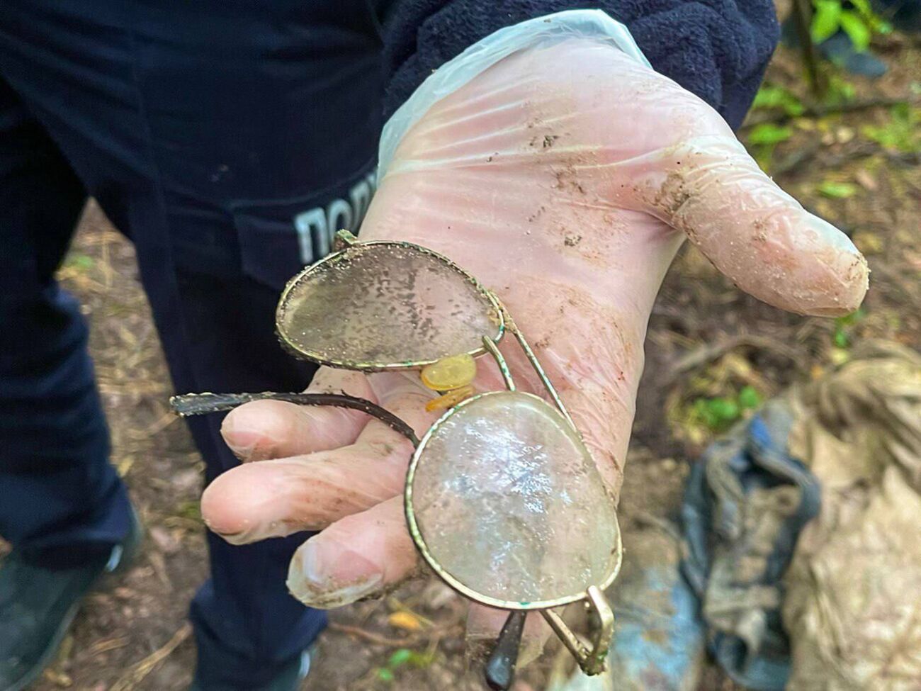 Личности погибших еще не установлены, на фото&nbsp;&ndash; очки, которые обнаружили у одного из них