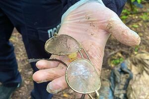 Особи загиблих ще не встановили, на фото – окуляри, які виявили в одного з них