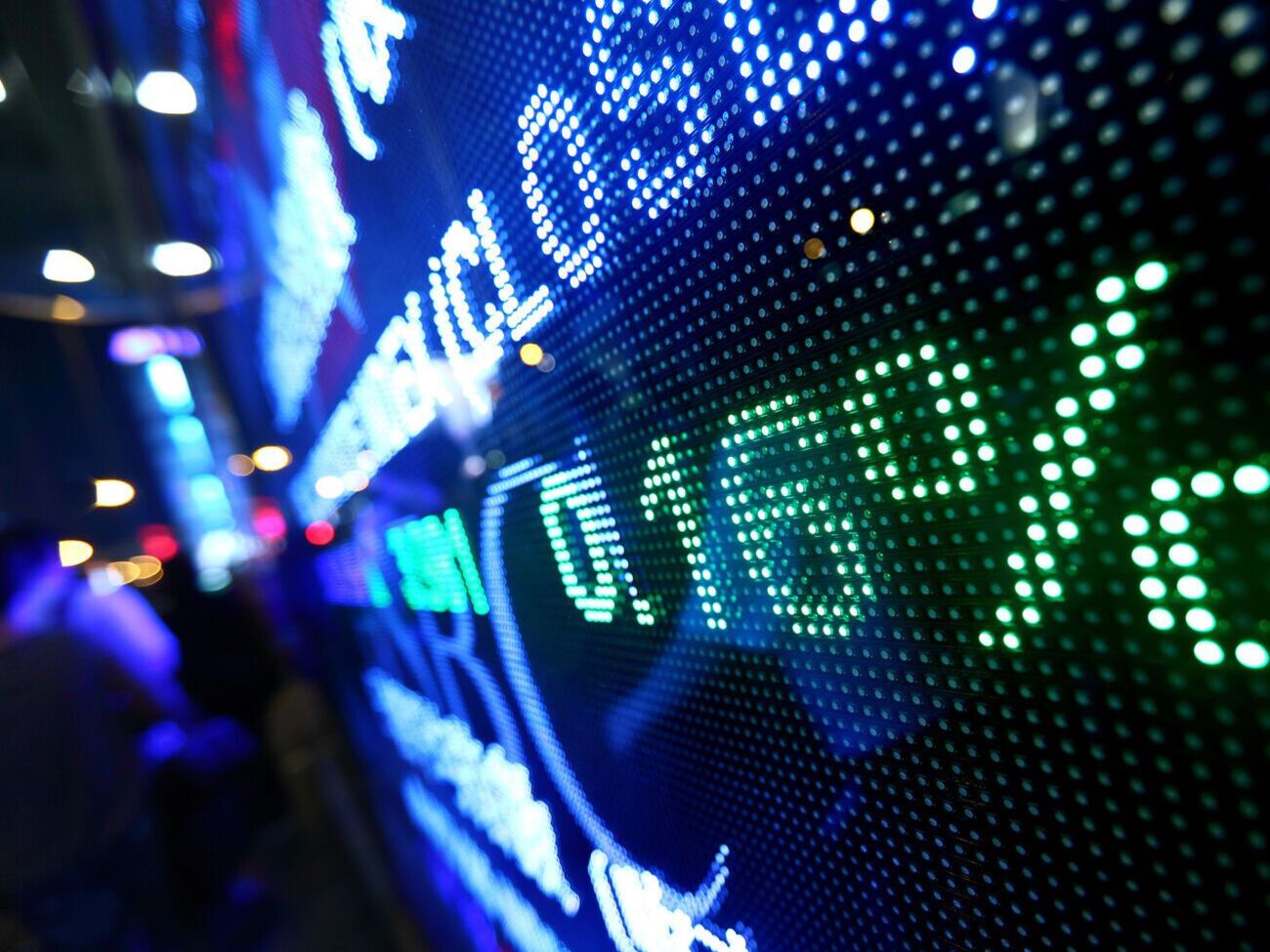 Российский фондовый рынок просел после сообщений о "референдумах" и появления в Уголовном кодексе РФ "мобилизации" и "военного времени"