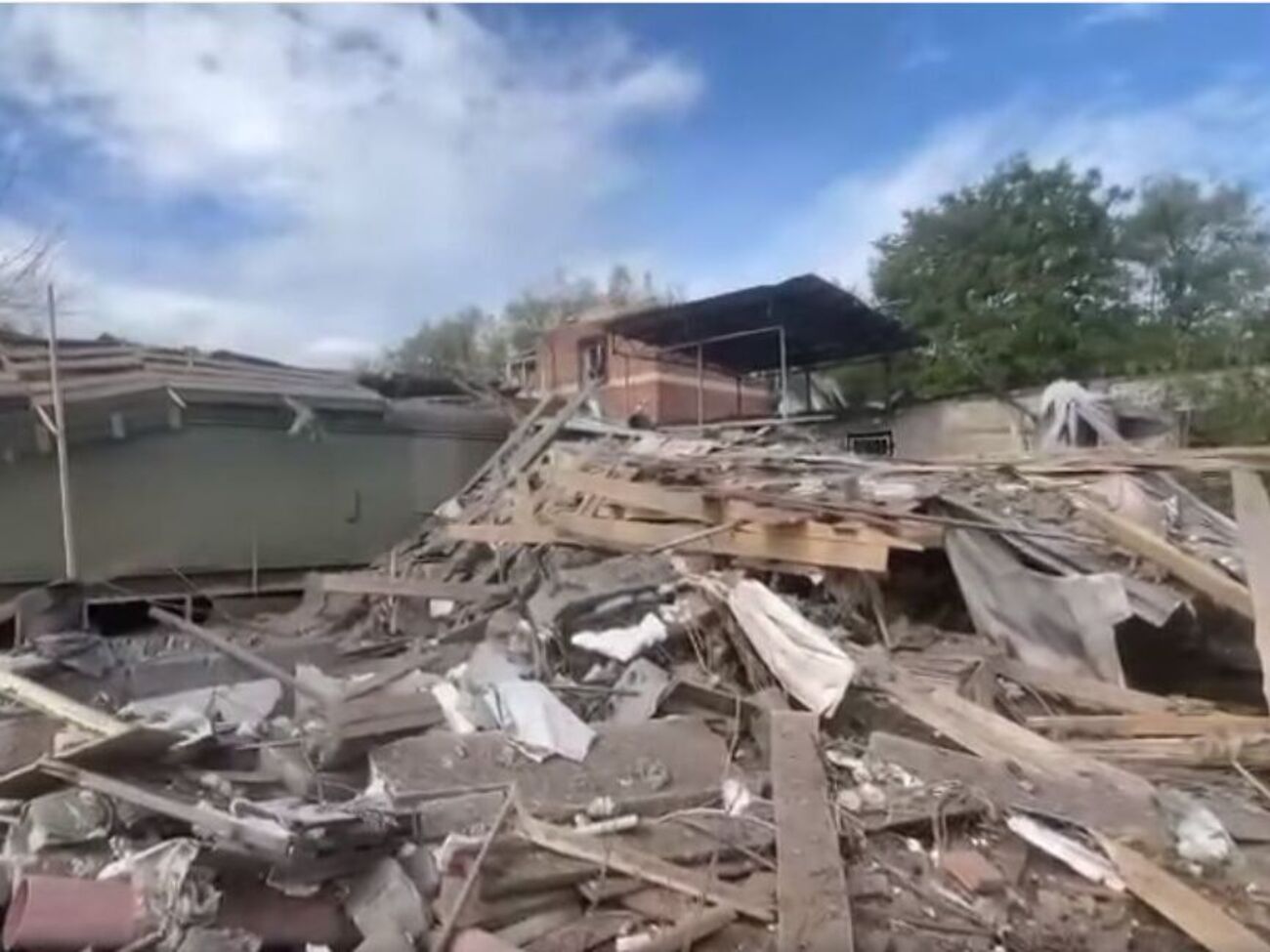 Мер Слов'янська показав наслідки обстрілу