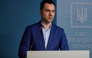 Арестович заявил, что Украина будет воевать, несмотря на российские "референдумы", только станет еще злее