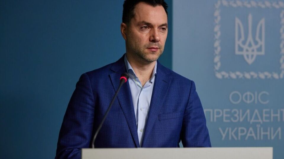 Арестович заявил, что Украина будет воевать, несмотря на российские "референдумы", только станет еще злее