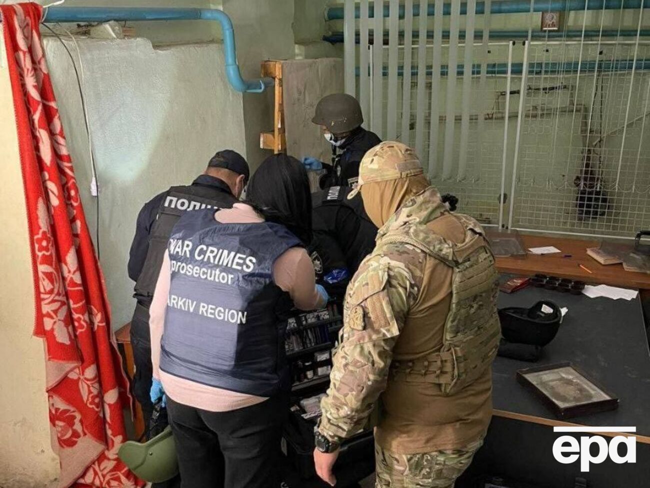 Окупанти влаштували місця для катування українців у підвалах