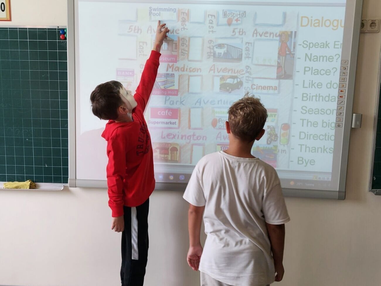 В школе детей обучают, что делать во время воздушной тревоги