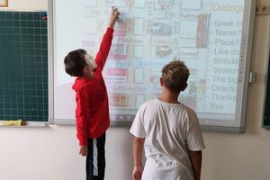 В школе детей обучают, что делать во время воздушной тревоги