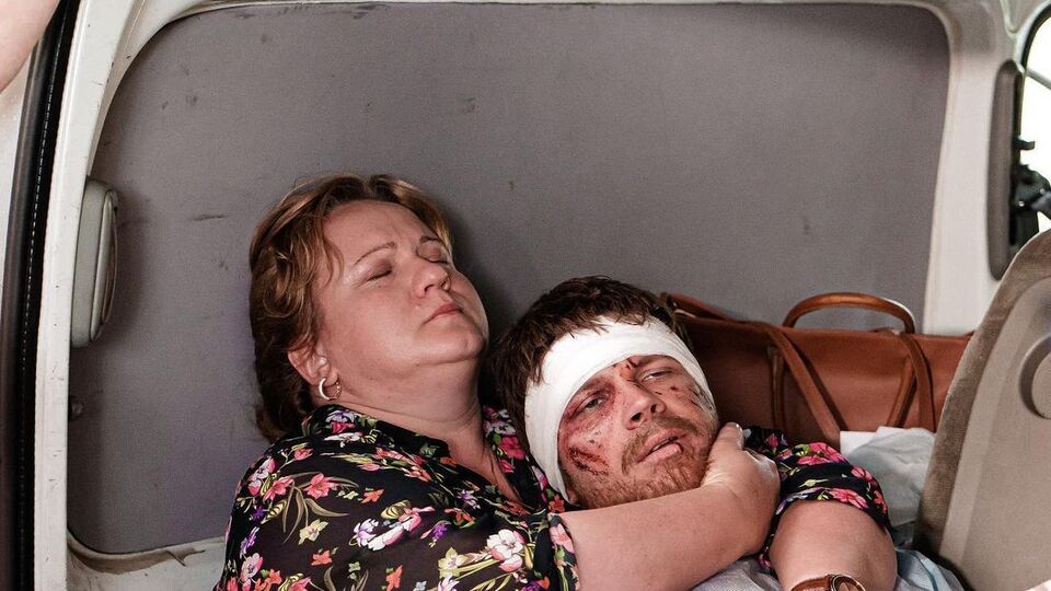 Кадр из сериала "Мама". На снимке – главные герои – актеры Олеся Жураковская и Александр Божко