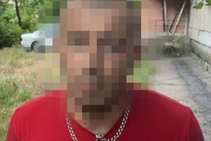 Затриманого обвинувачують у держзраді в умовах воєнного стану та незаконному поводженні зі зброєю