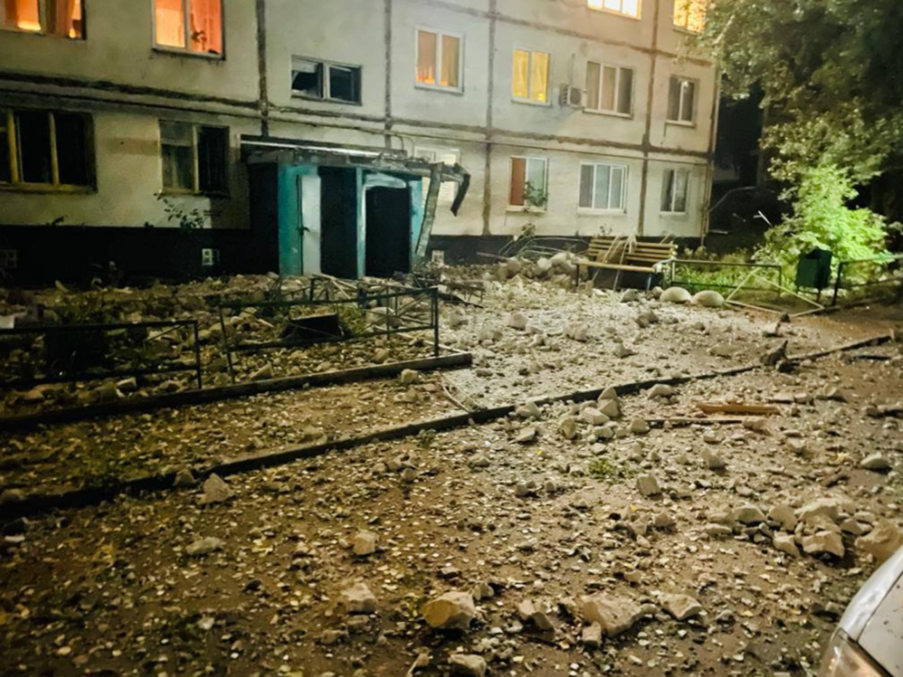 За даними Терехова, внаслідок обстрілу в житлових будинках зруйновано дахи, верхні поверхи і сходові клітки