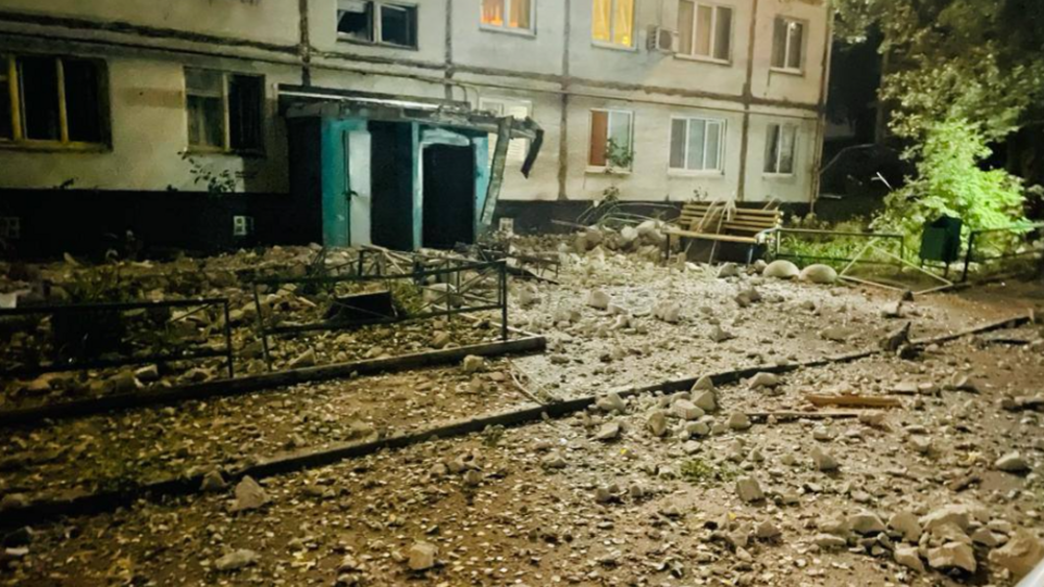 За даними Терехова, внаслідок обстрілу в житлових будинках зруйновано дахи, верхні поверхи і сходові клітки