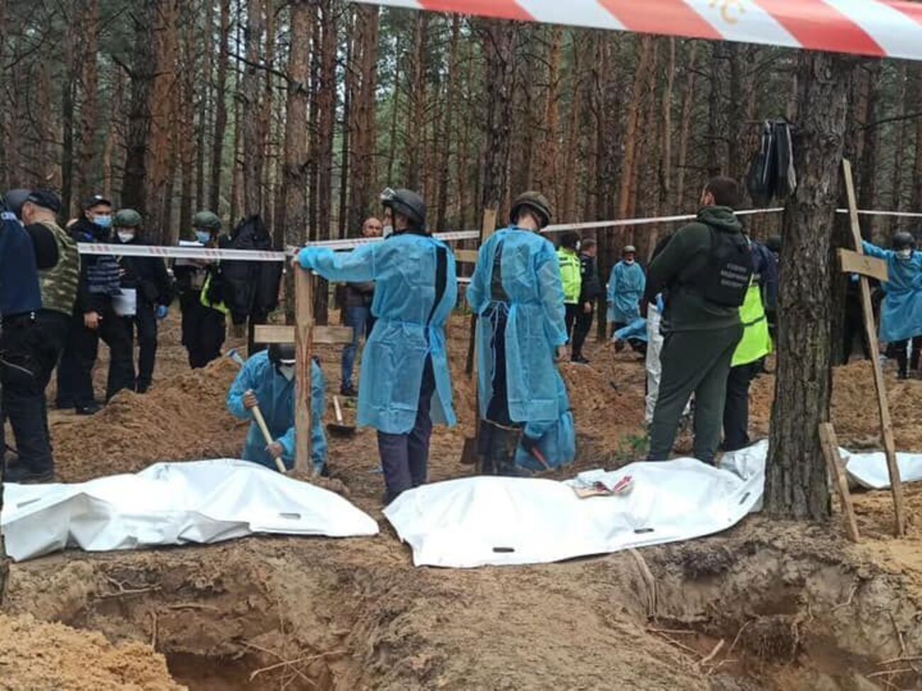 В Ізюмі триває ексгумація загиблих під час окупації