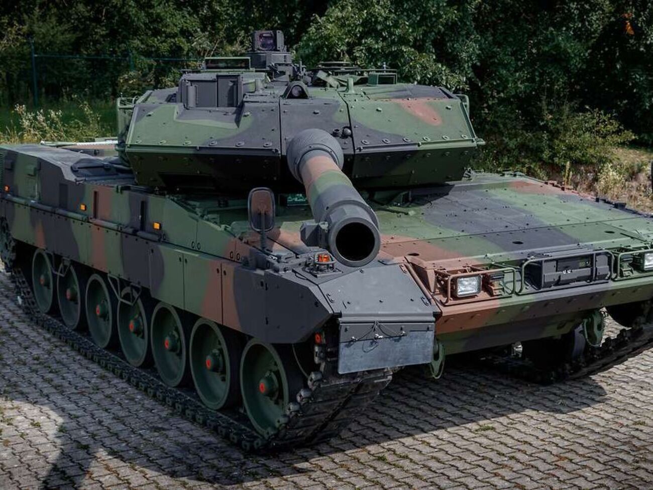 Германия отказывает Украине в поставке боевых танков Leopard, потому что такую технику не поставляли другие страны