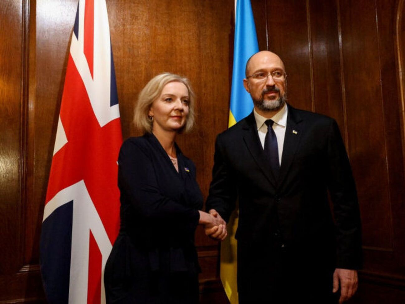 Трасс заверила Шмыгаля, что Великобритания продолжит поддерживать Украину