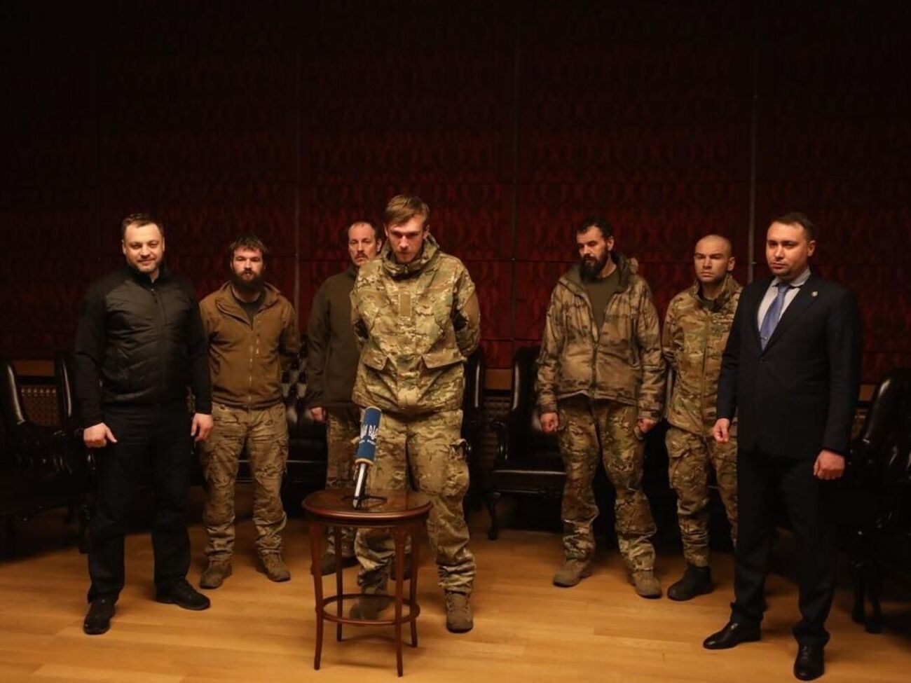 Редіс (у центрі) та інші керівники гарнізону "Маріуполь" зараз перебувають у Туреччині
