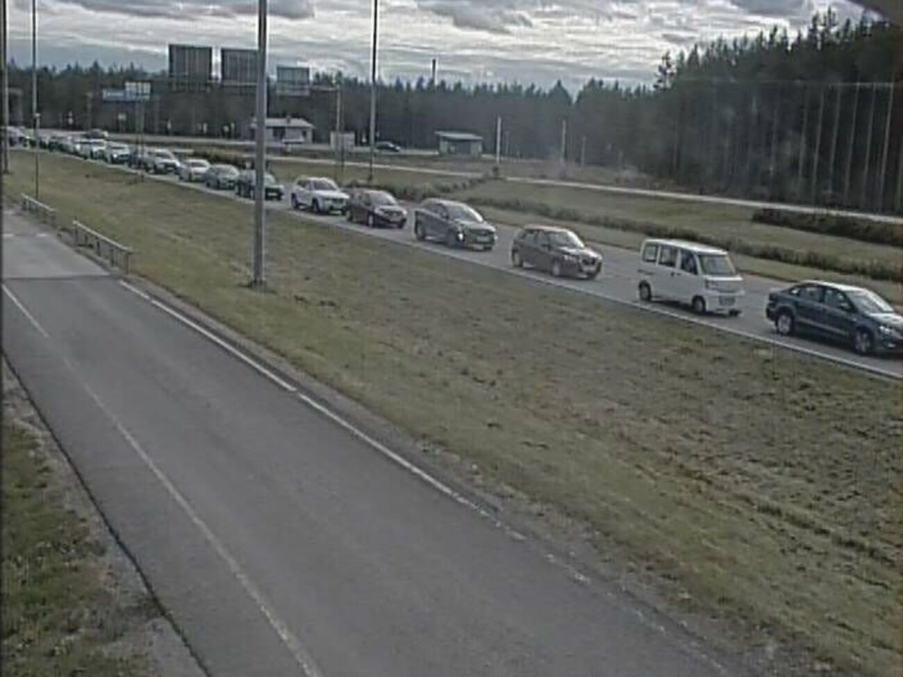 Россияне стоят в очереди, чтобы уехать в Финляндию