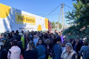 Кожен набір містить макаронні вироби, цукор, борошно, крупу, консервовану квасолю, тушковане м'ясо, паштет і печиво