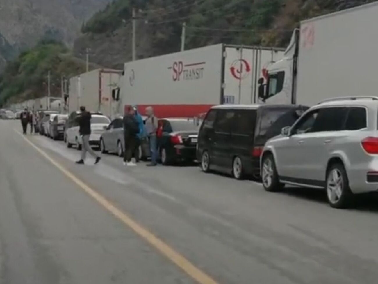 Люди намагаються виїхати з Росії до Грузії