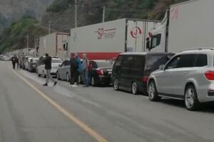 Люди намагаються виїхати з Росії до Грузії