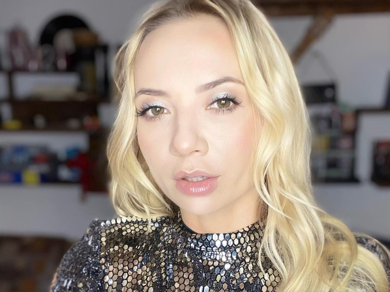 Старша сестра Сопонару живе і працює у Лондоні