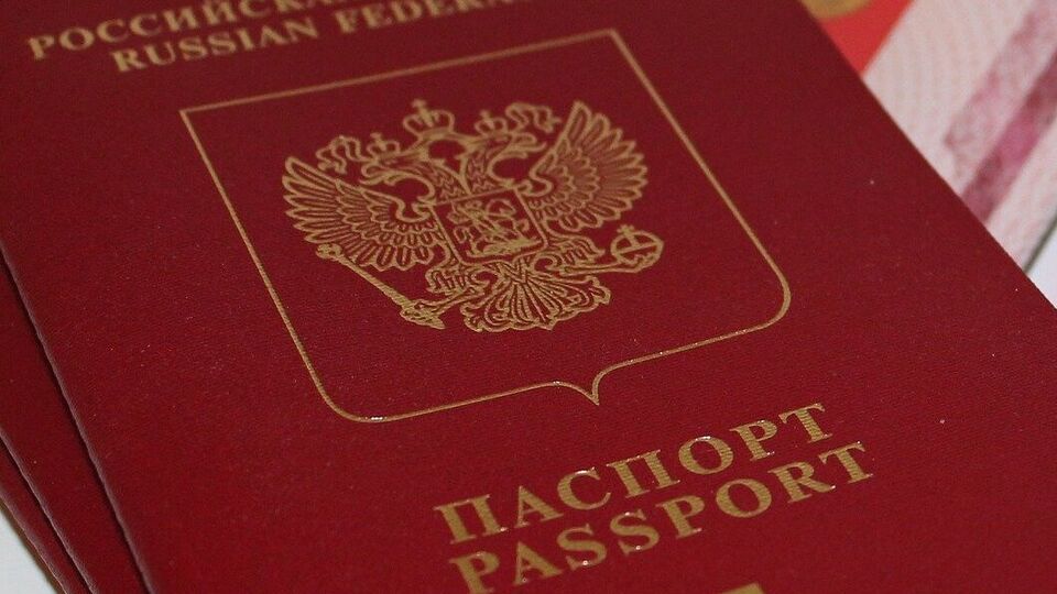 Россиянам перестали выдавать визы в упрощенном порядке