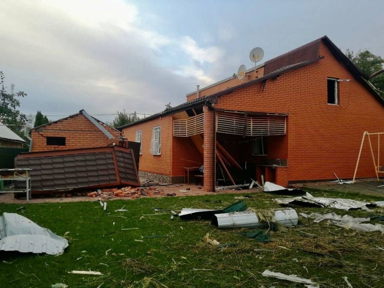 Трьох постраждалих рятувальники дістали з-під завалів будинку