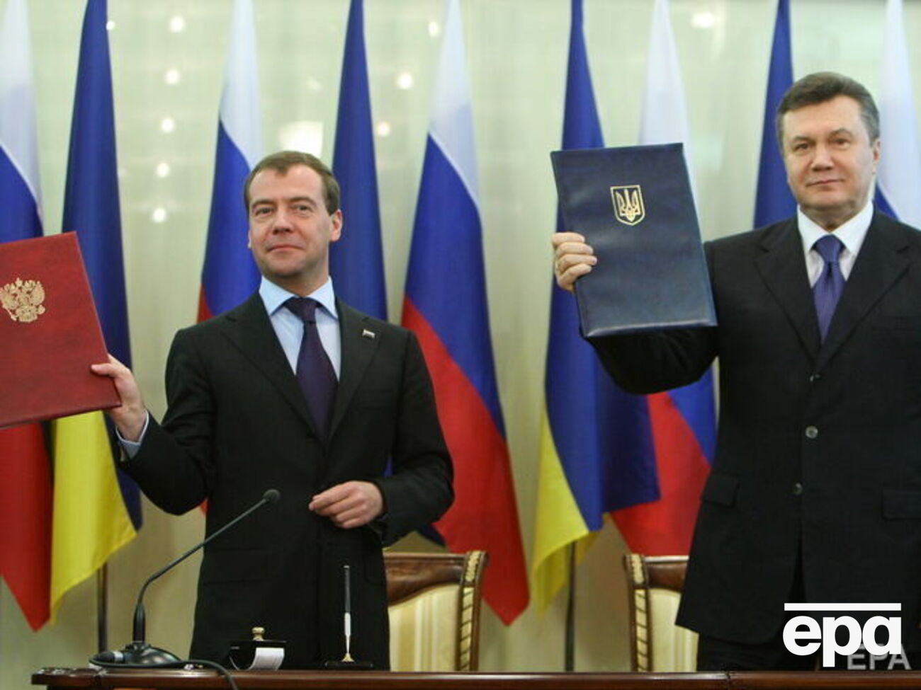 Харьковские соглашения в апреле 2010 года подписали президенты Дмитрий Медведев и Виктор Янукович