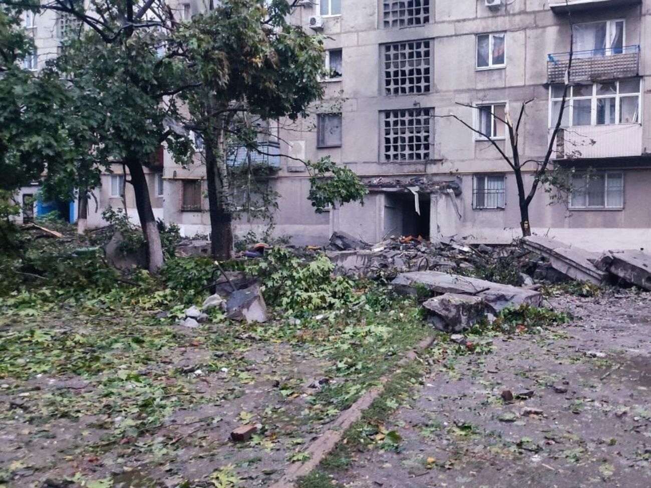 Росіяни вдарили по житловій багатоповерхівці