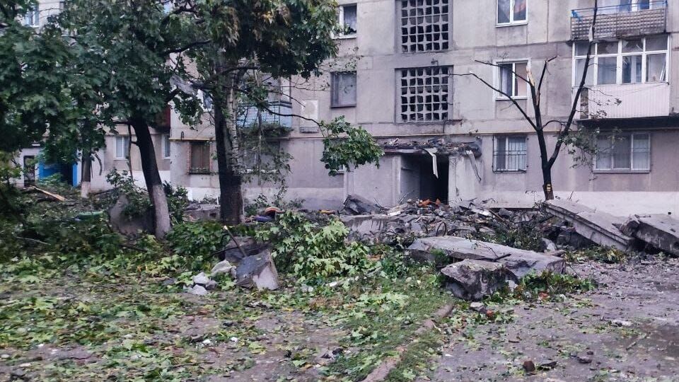 Росіяни вдарили по житловій багатоповерхівці