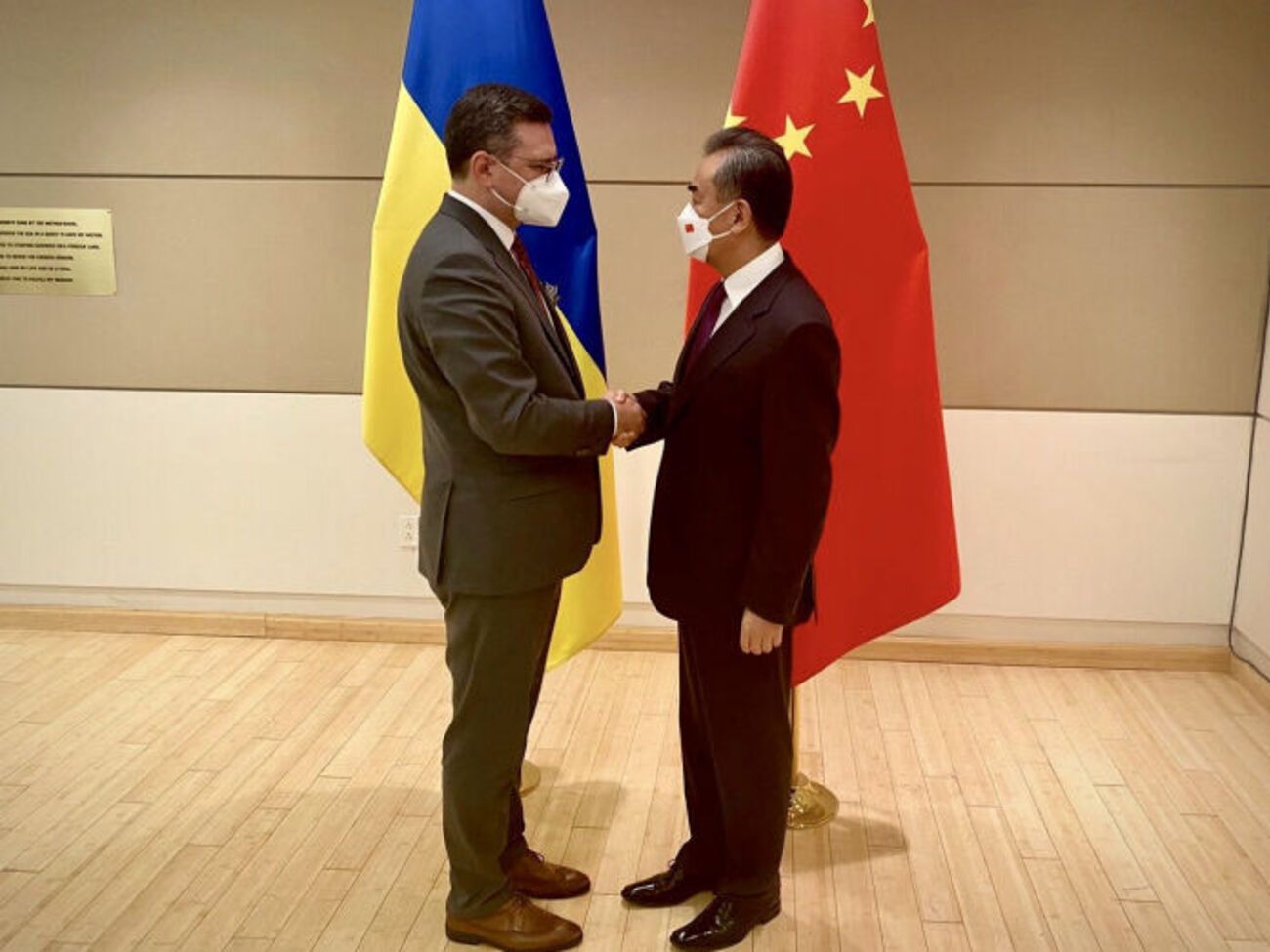 Глава МИД Китая уверил Кулебу, что уважает суверенитет Украины