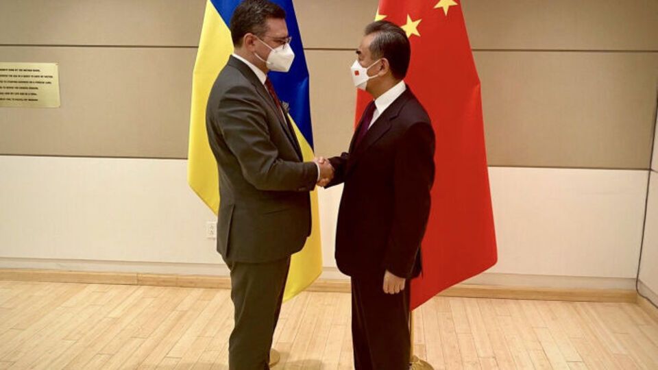 Глава МИД Китая уверил Кулебу, что уважает суверенитет Украины