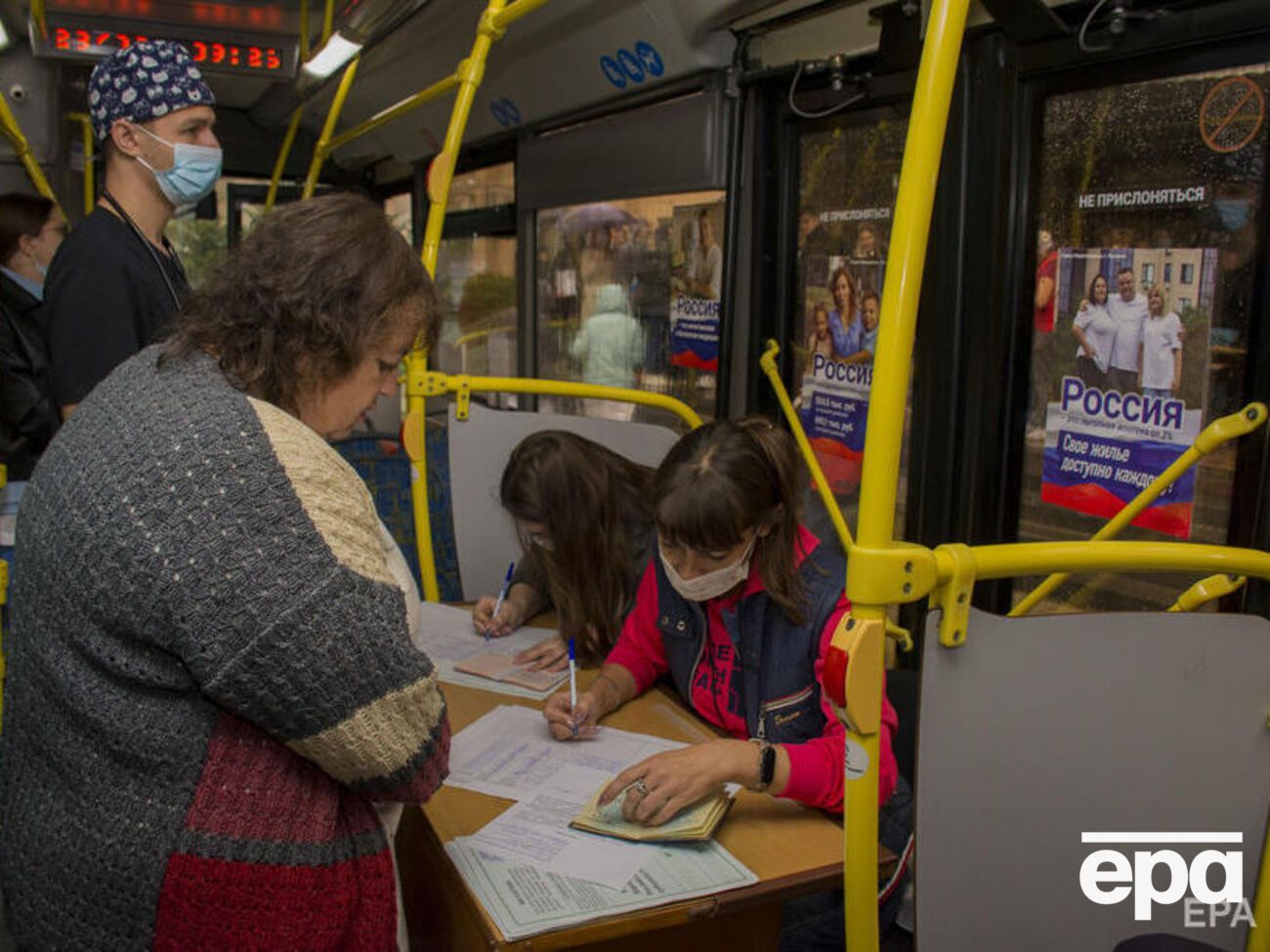 Как отметила "Медуза",&nbsp;в Кремле не надеются, что результаты "голосования" вызовут рост поддержки действующей российской власти